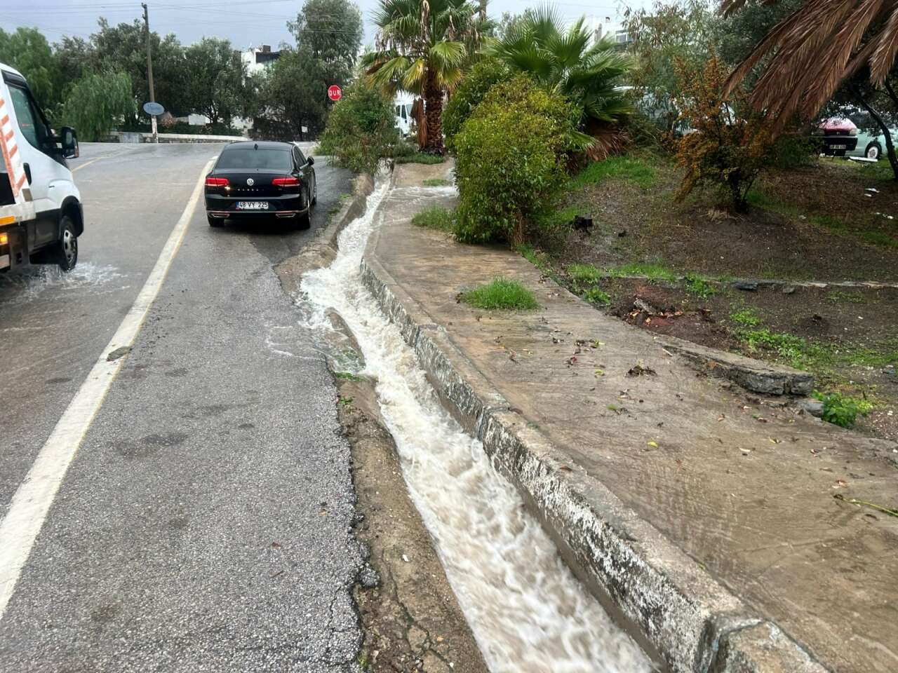 Bodrum’da Sel Felaketi: Araçlar Sular Altında Kaldı, Denizin Rengi Değişti 1